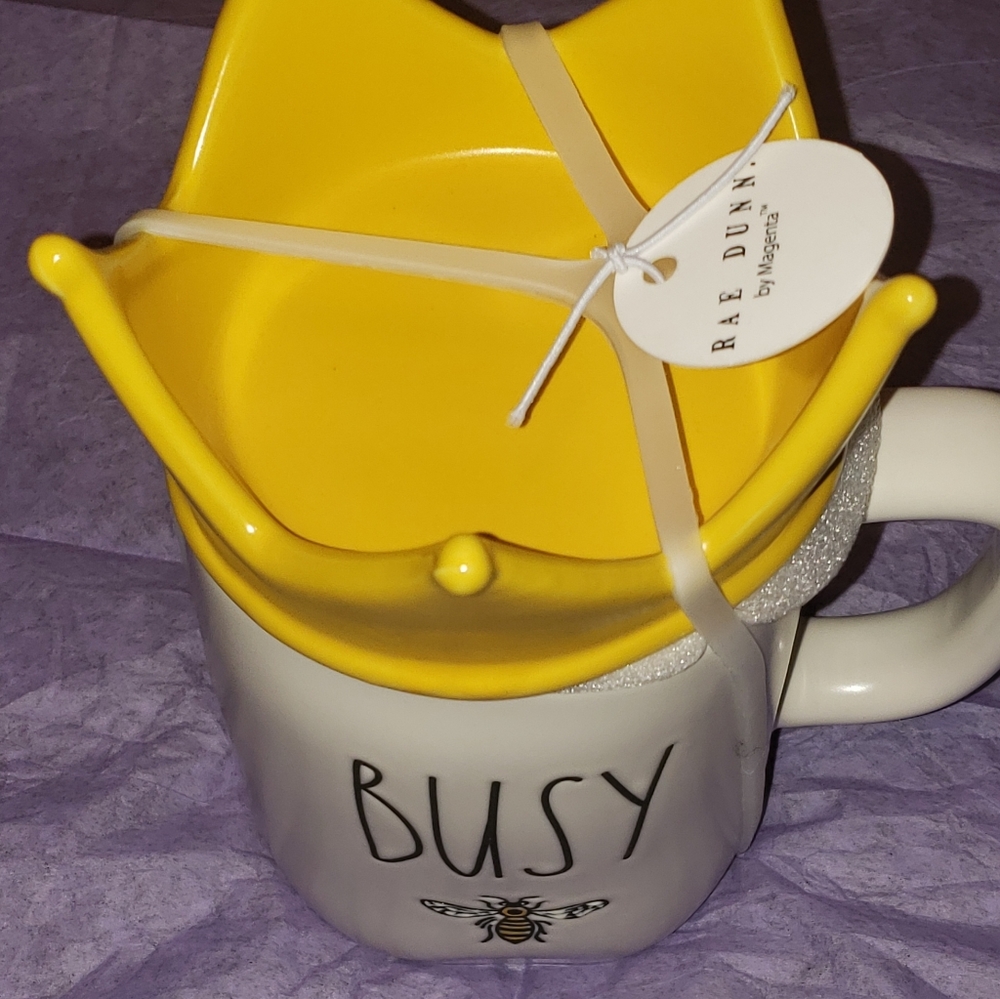 Rae Dunn Busy Bee mug with lid